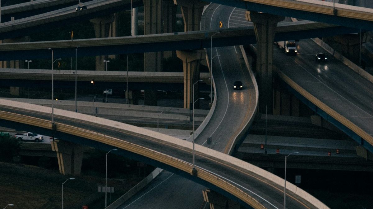 不止人设定制，更有无广告的沉浸式互动体验